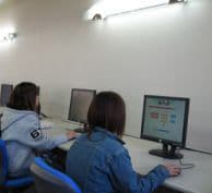 『自習室』その2 パソコンを使って自習をする教習生たち。