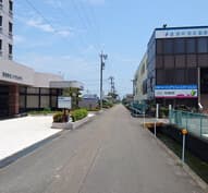 宿舎の一つ「西焼津セントラルホテル」は、校舎のすぐ向かい側にあります。