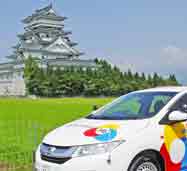 勝山城の近くを走る教習車。