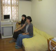 セコムに守られた女子寮の室内は、淡い色を基調とした落ち着ける空間です。
