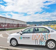 コースを走る教習車。晴天の元走るのは気持ちいいですね。