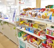 校舎内の駄菓子コーナー。小腹が空いた時も安心です。
