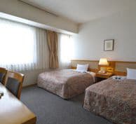 『高知黒潮ホテル』のツインルームは、部屋自体もベッドも広々。