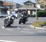 『教習風景』その2 二輪車を運転する教習生。