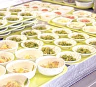 カーアカデミー那須高原のバイキングは、小皿に取り分けられた食事を選んで取る形式になっています。