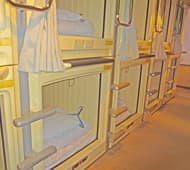 男性寮の相部屋はカプセル式です。