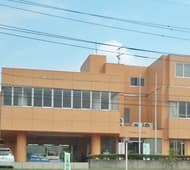 校舎。岐阜県南部の落ち着いたエリアにあります。