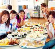 女子寮はセキュリティ万全！お部屋は暖色が基調です。