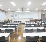 学科教習で使われる、広々とした教室です。