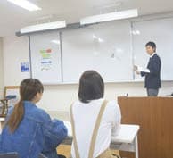 学科教習の様子。丁寧な解説を心がけています。