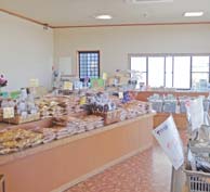 校舎近くには県内で有名なスナック菓子メーカーもあります。