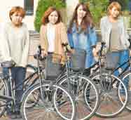 『女子寮のロビー』でくつろぎながら話をする合宿生たち。