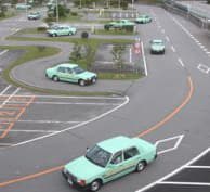 たくさんの教習車が走る『普通車コース』の様子。