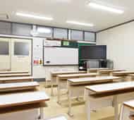 学科教室。やや小さめですが清潔感があります。