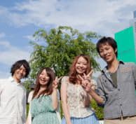 仲の良い教習生たち（男女）の『集合写真』です。