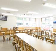 昼食は学校寮「ブルーム」の食堂でとります。