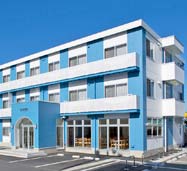 学校寮「ブルーム」の外観。この寮は校舎敷地内にあります。