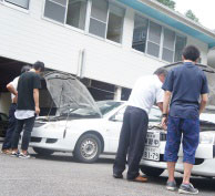 技能教習は運転だけじゃありません。日常点検も大切な技術です。