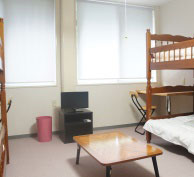 女性寮『アクアマリーナ』は相部屋がメイン。二段ベッドを設備しています。