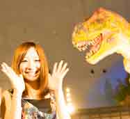 福井恐竜博物館内。迫力あるT-REXの模型の前で一枚♪
