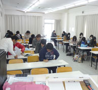 学科勉強の風景。みんな真剣に取り組んでいます。