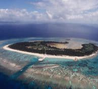 ビーチスポットとして知られる水納島は、クロワッサンのような形が特徴。