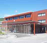 茶色の校舎が特徴的な高知県自動車学校は、県内で最も歴史のある自動車学校です。