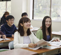 学科の教習風景。教官の話をしっかりと聴いて知識を身に付けよう。