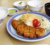 食事は3食校内定食！教習仲間たちとワイワイ食べよう。