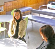 ロビーでは、くつろいだり雑談したりして次の授業を待っています。