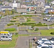 教習所の校舎から見ると、所内コースが街に囲まれていることがわかります。