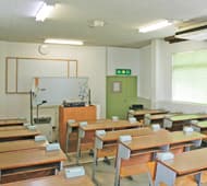 学科授業教室。空調や授業のための設備が揃っています。