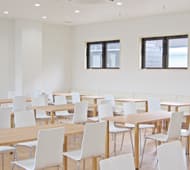 校内食堂。清潔感があります。