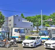 校舎をバックに教習車が集合。合宿ではバイク以外の車種を教習できます。