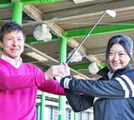 入校特典で、ゴルフクラブ無料券4枚分がもらえます。
