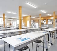 座学に疲れたら、空き時間にはテニスで気分転換♪