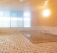 教習所直営の宿舎には、温泉に入れるものもあります。