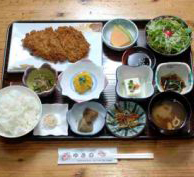 昼食はとんかつ店や沖縄そば屋など、指定飲食店でとります（写真はとんかつ）。