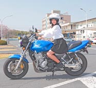 普通車だけでなくバイクや特殊車の教習もあります。