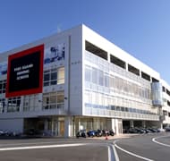 「ポートアイランドドライビングスクール」は、神戸市の中央区にある都市型の教習所です。