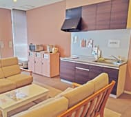 合宿寮の共用部分。シンクやレンジ・ポットまであります。