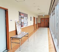 3階・学科教室前の廊下。採光性が良く明るい雰囲気です。