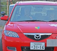 教習車は真っ赤な車体に桜のマークが特徴！