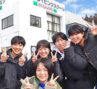 校舎の前で1枚。フレンドリーな雰囲気です。