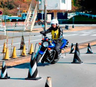 二輪の教習風景。短期間で運転技術をマスターするため真剣に取り組もう。