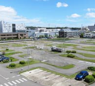 神戸市西区の「西神自動車学院」は、住宅や工場に囲まれた郊外に立地しています。