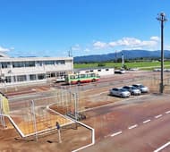 校舎の周辺はのどかな雰囲気です。