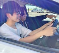 技能教習の様子。教官が気さくに優しく教えてくれます。