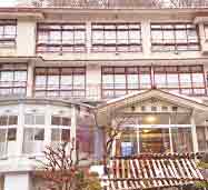 宿泊に使われる旅館の建物は、県内最古といわれています。