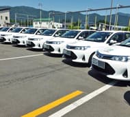 コースにずらりと並んだ教習車。